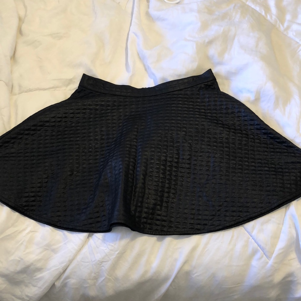 happening In The Present black textured skirt